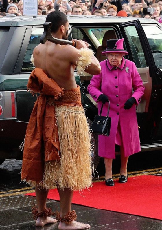 ინგლისის დედოფალი ასეთ დახვედრას ნამდვილად რომ არ ელოდებოდა სახეზე "აწერია"