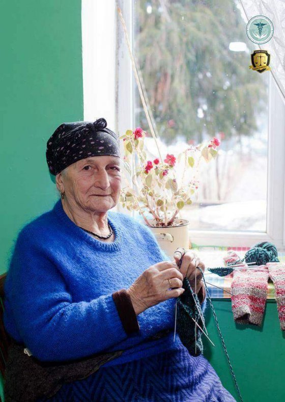 101 წლის თინა თაფლაძე  სათვალის გარეშე ქსოვს