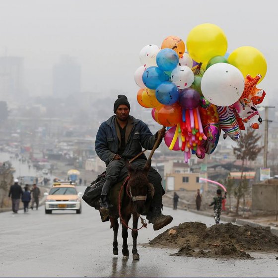 ავღანელი მამაკაცი საჰაერო ბუშტებს ყიდის-ქაბული 21 მარტი-Reuters-ის ფოტო