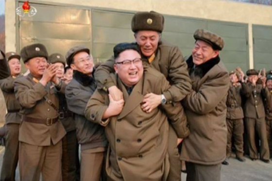 ჩრდილოეთ კორეის დიქტატორი  ერთერთ მის გენერალთან ერთად "ცხენობანას" თამაშობს
