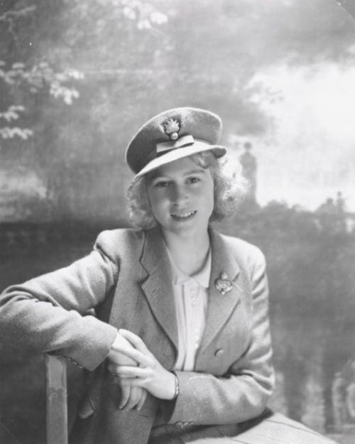 პრინცესა ელისაბედი-1942 წელი,ბუკინგემის სასახლე,ლონდონი