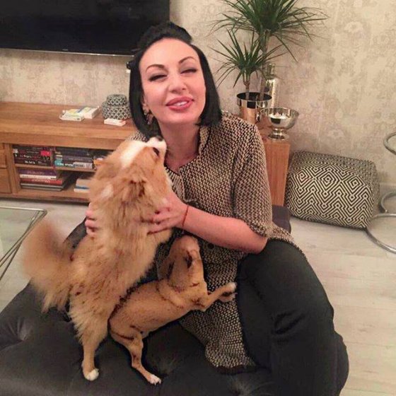 ლელა თავის საყვარელ ძაღლებთან ერთად