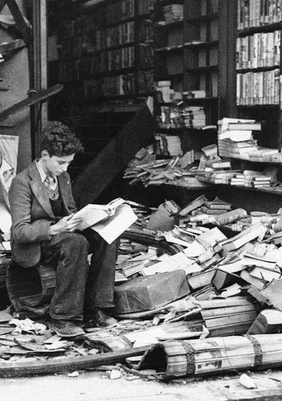 წიგნების მაღაზია საჰაერო დაბომბვის შემდეგ, 1940წელი, ლონდონი