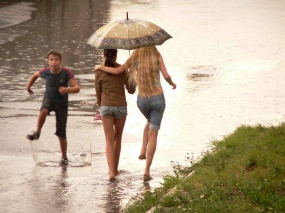 გადაგრევენ რა ეს გოგოები, ფეხშიშველა მიდის ამხელა წყალში და თავზე ქოლგა წამოუხურავს