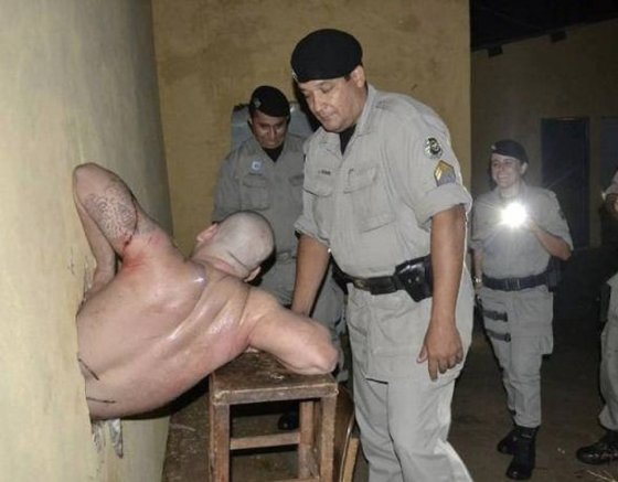 ბრაზილიელი პატიმრის მცდელობა, ციხიდან გაქცეულიყო, კრახით დასრულდა იმის გამო, რომ კედელში გაიჭედა.