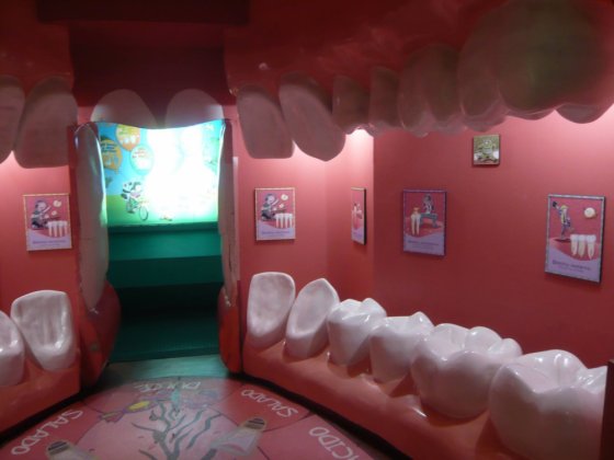 კბილის ექიმთან მოსაცდელი ოთახი.
