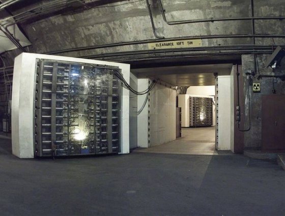 კარები რომლის უკანაც შესაძლებელია გადარჩენა 30 ტონიანი ატომური ბომბის აფეთქების შემთხვევაშიც.