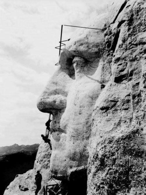 რაშმორის მთაზე მიმდინარეობს ჯორჯ ვაშინგტონის სკულპტურულ პორტრეტზე მუშაობა, 1932 წელი.