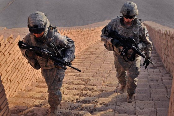 ამერიკელი სამხედროები ნეო შუმერულ ზიკურათზე ადიან. ქალაქი ური, დი-ქარის პროვინცია, ერაყი. 2010 წელი.