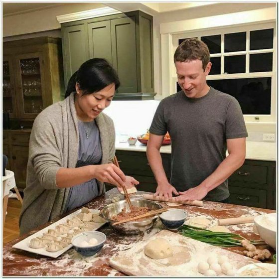 ფეისბუქის დამაარსებელი ცოლთან ერთად პელმენებს ამზადებს