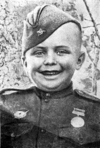 მეორე მსოფლიო ომის ყველაზე პატარა მებრძოლი 6 წლის სერგეი ალეშკოვი.