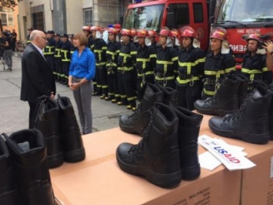 აშშ-ის საელჩომ ქართველ მეხანძრეებს 500 ცეცხლგამძლე ფეხსაცმელი საჩუქრად გადასცა