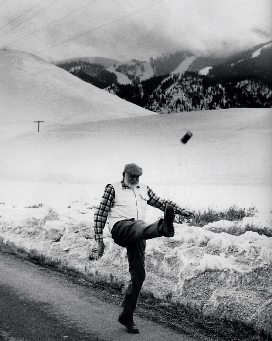 ერნესტ ჰემინგუეი ლუდის ქილით ფეხბურთს თამაშობს-1959 წელი