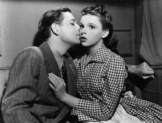 დუგლას მაკფაილი და ჯუდი გარლანდი. კადრი ფილმიდან "პატარა ნელი კელი" 1940 წელი.