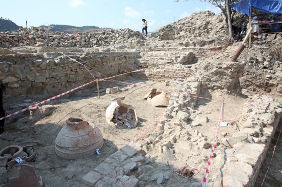 თბილისში XI-XII საუკუნის სამეურნეო ნაგებობები, თონე და ქვევრები აღმოაჩინეს