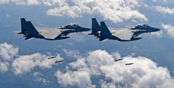 აშშ-ის, იაპონიის და სამხრეთ კორეის სამხედრო-საჰაერო ძალების თვითმფრინავები კორეის ნახევარკუნძულის თა
