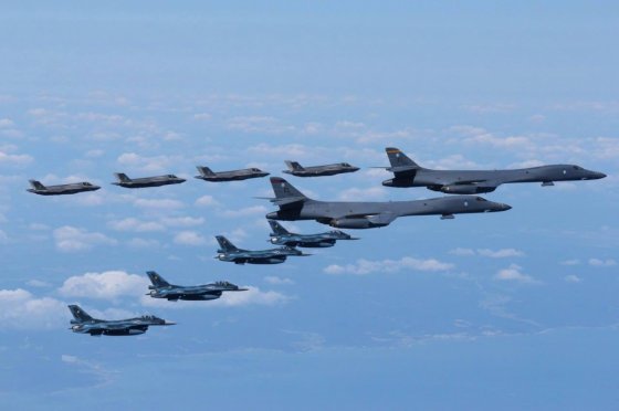 აშშ-ის, იაპონიის და სამხრეთ კორეის სამხედრო-საჰაერო ძალების თვითმფრინავები კორეის ნახევარკუნძულის თა