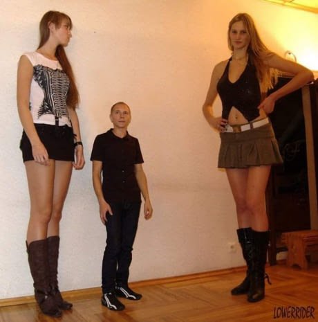 დამიჯერეთ ეს ბიჭი კი არაა დაბალი, ეს გოგოებია მაღლები. ფოტო განწყობისათვის