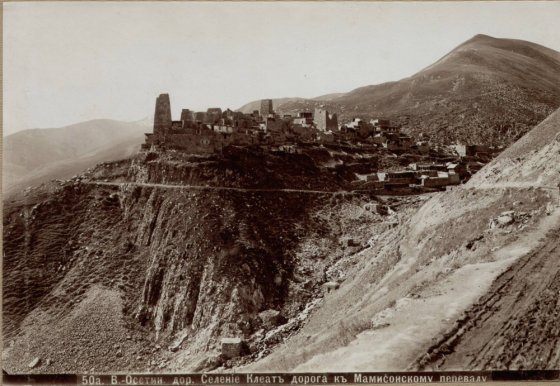 ოსეთის სამხედრო გზა სოფელი ყლეათა.  გადაღებულია რაევის მიერ 1900-იან წლებში
