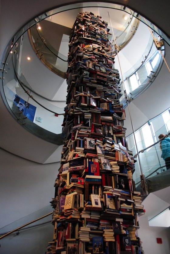 15000 წიგნით აშენებული კოშკი, რომელიც ,,ფორდის თეატრს"ამშვენებს.ყველა წიგნი აბრაამ ლინკოლნის შესახებ