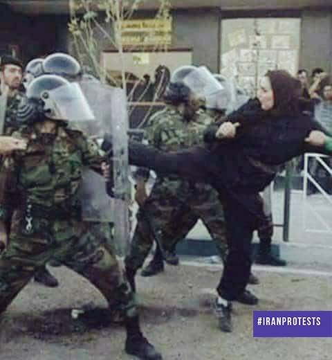 ირანელი ქალი პოლიციას უპირისპირდება