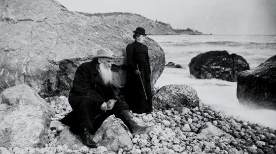 ლევ ტოლსტოი და მისი ქალიშვილი ალექსანდრა შავი ზღვის სანაპიროზე, 1901 წელი