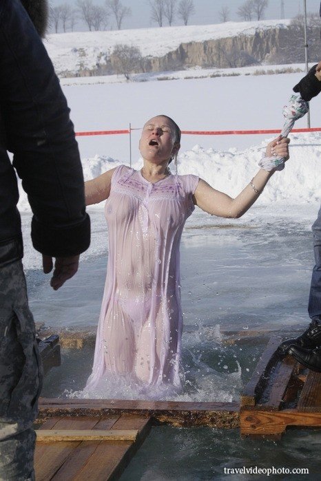 ნათლისღებისას ქალს მარტო ტრუსი უნდა ეცვას და ბიუსტჰალტერი საჭირო არაა? რუსეთი