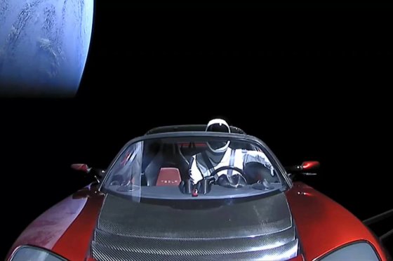 ელონ მასკის კოსმოსში გაშვებული მანქანის პირველი ფოტო
