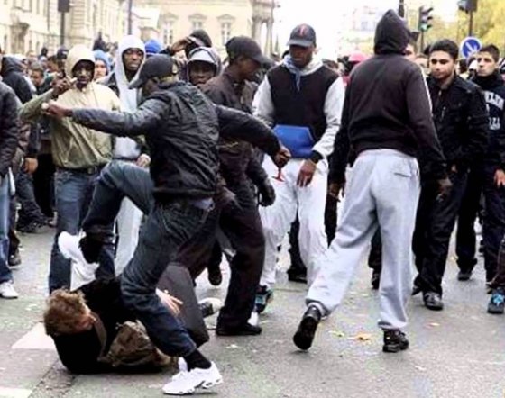 აი როგორ იქცევიან აფრიკელი ფერადკანიანი მიგრანტები საფრანგეთში, ესეც თქვენი ტოლერანტობის შედეგი