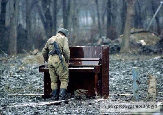 ჯარისკაცი უკრავს პიანინოზე  1994 წელი.ჩეჩნეთი.