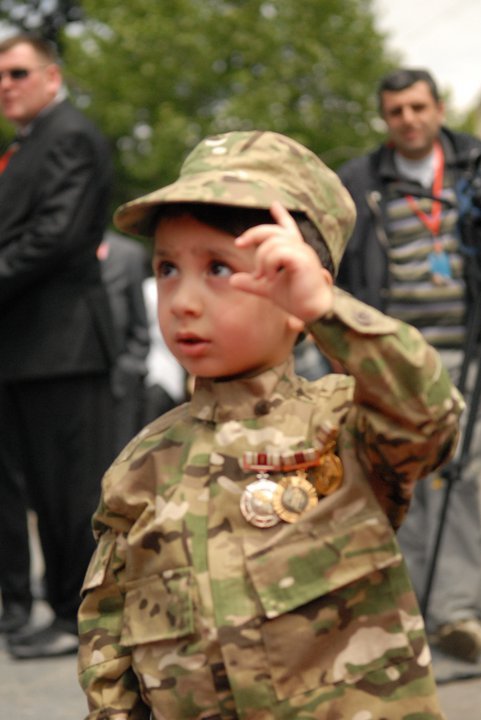 საქართველოს ეროვნული გმირის ერეკლე ყულოშვილის შვილი სამხედრო ფორმით და მამის მედლებით