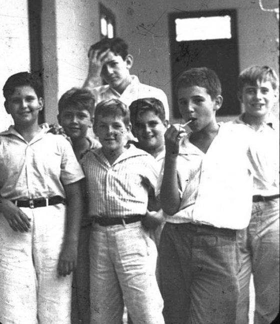 ლოლიპოპით ხელში, ახალგაზრდა ფიდელ კასტრო მეგობრებთან ერთად პოზირებს, კუბა - 1940 წელი