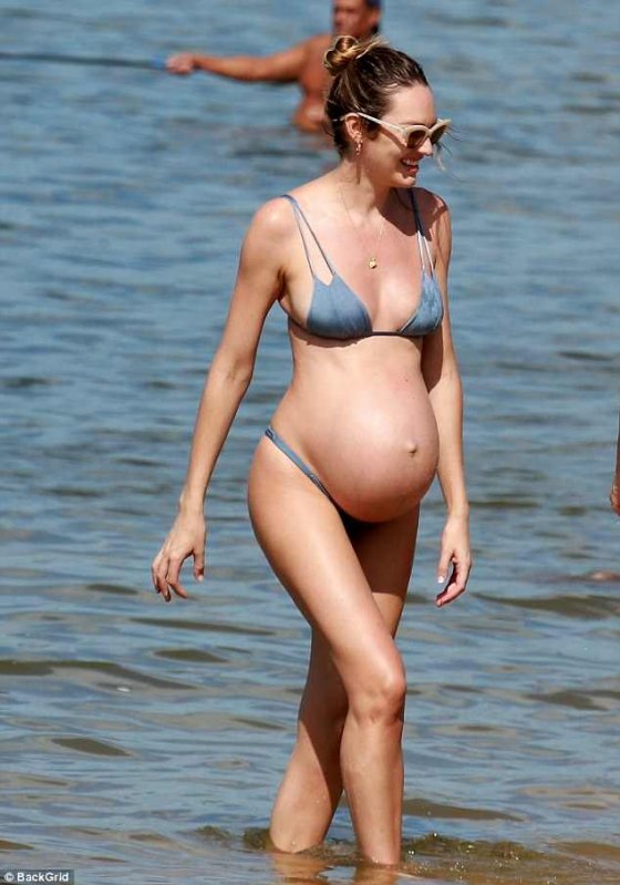 ფეხმძიმე სუპერმოდელი ბრაზილიის სანაპიროზე