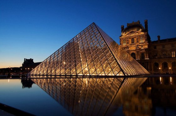 პარიზი. ლუვრის პირამიდა. საფრანგეთი.