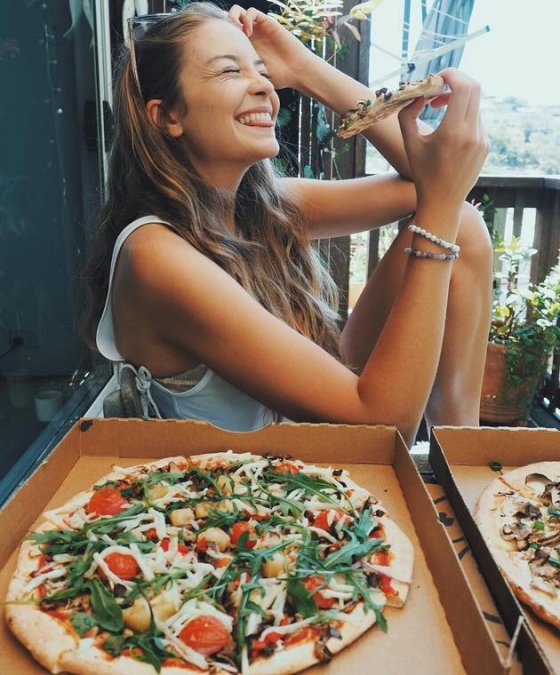 იტალიელი ქალები ამბობენ, რა საჭიროა მამაკაცი და სიყვარული, როცა პიცა არსებობსო
