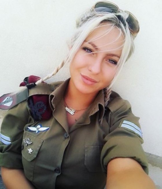 ულამაზესი ებრაელი მედესანტე გოგო სამხედრო ფორმით