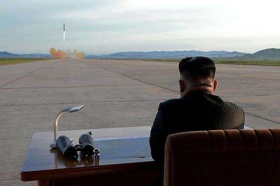 ჩრდილოეთ კორეის დიქტატორი მაგიდასთან მჯდომი უყურებს რაკეტის სტარტს