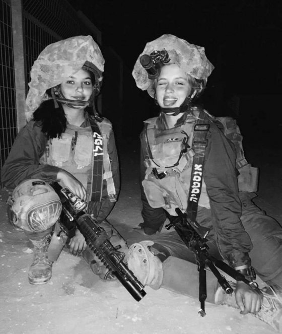 ლამაზი სამხედრო ქალები