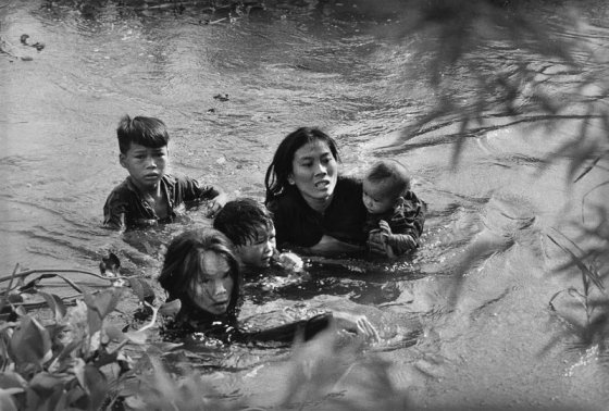 ვიეტნამი, 1966 წელი - ქალი მიგრანტი შვილებთან ერთად