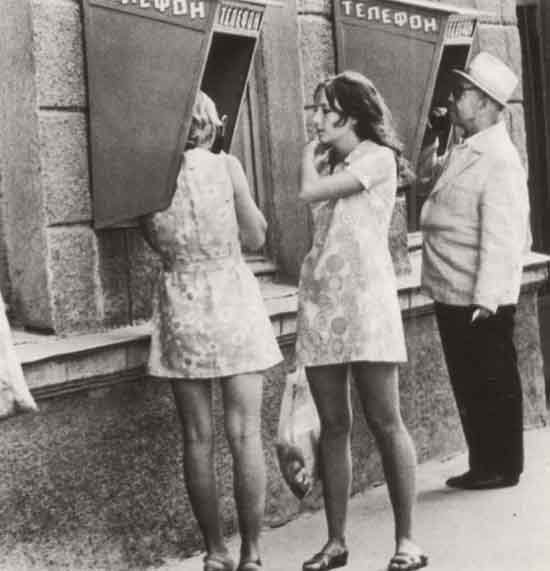 გოგონები ტელეფონის ჯიხურთან-საბჭოთა კავშირი,1960-იანი წლები