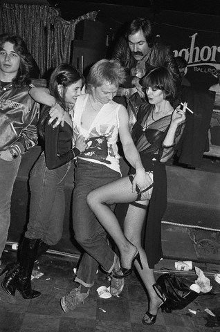 პოლ კუკი პანკ-როკ ჯგუფ The Sex Pistols-იდან ქალების გარემოცვაში-დალასი, აშშ-1978 წელი