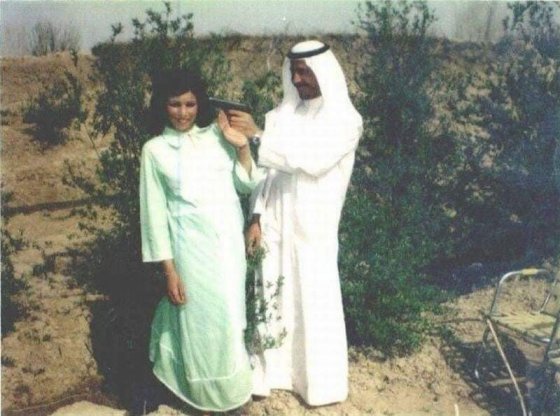 ფოტოზე სადამ ჰუსეინი და მისი ბიძაშვილი, რომელიც შემდგომ მისი ცოლი გახდება