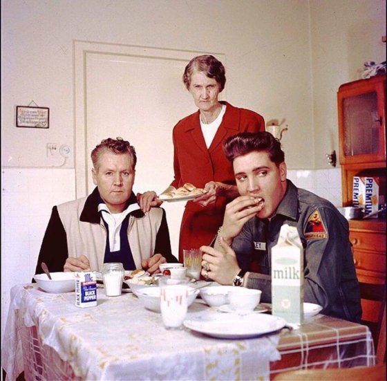 ელვის პრესლი მამასთან და ბებიასთან  ერთად საუზმობს(1959წელი)