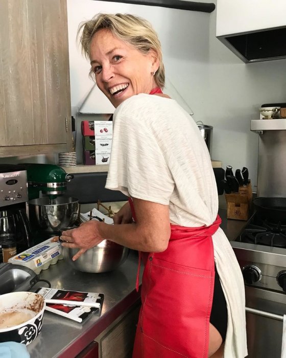 შერონ სტოუნი სამზარეულოში