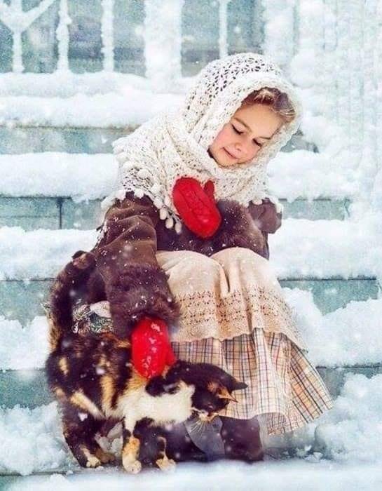 პატარა გოგონა და კატა ზამთრის ფონზე