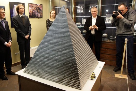 მილიონი ცენტისგან აშენებული პირამიდა