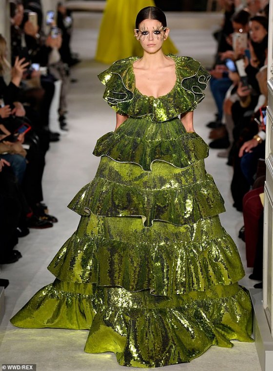 17 წლის ქაია ბერგერი Valentino's PFW შოუზე