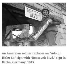 ჯარისკაცი ხსნის ადოლფ ჰიტლერის სახელის ქუჩის წარწერას