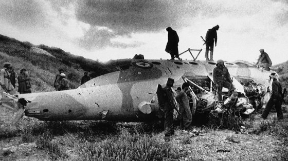 ავღანელი მოჯაჰედების მიერ ჩამოგდებული საბჭოთა სამხედრო ვერტმფრენი და მოჯაჰედები