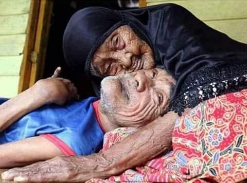 101 წლის დედა თავის 63 წლის დაბადებიდან ინვალუდ შვილთან ერთად.